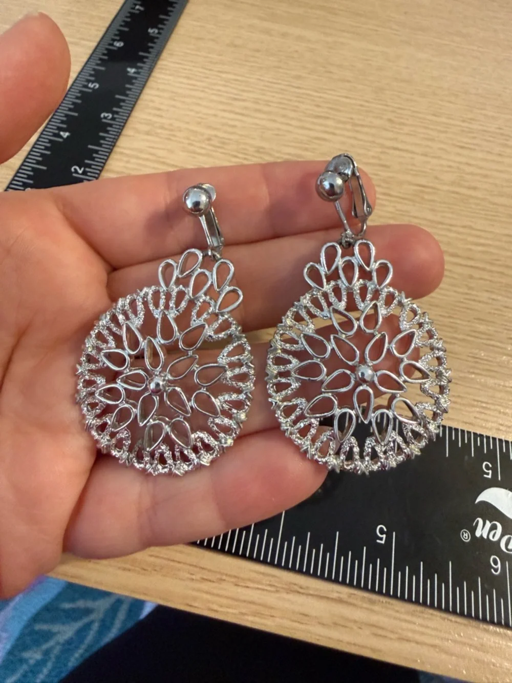 Sarah Coventry Vintage‎ Silver Tone Filigree Teardrop Clip On Dangle Earrings